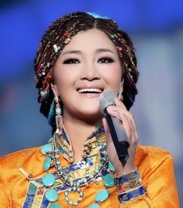 降央卓玛,女,藏族歌手,民族唱法歌手,歌声优美,浑厚.