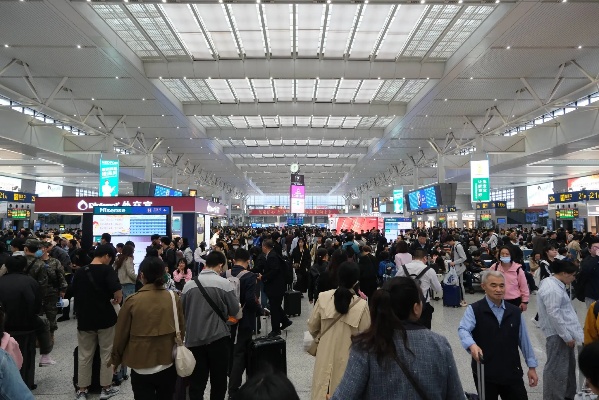 <em>铁路上海</em>站迎“五一”客流最高峰，预计今天发送65万人次