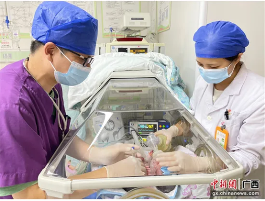 <em>南宁</em>一对30周双胎宝宝“急”出生 其中一个竟穿了“透视装”