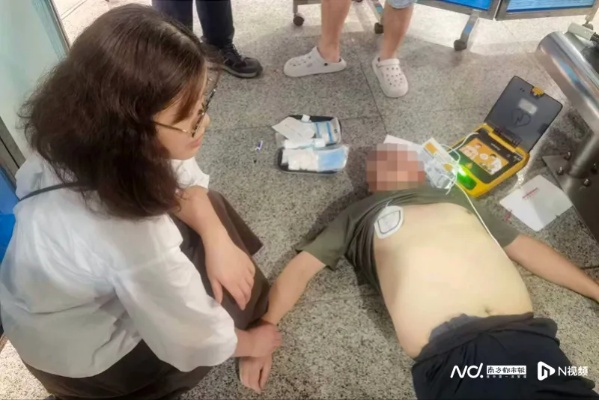 <em>广州</em>阿叔地铁站心跳骤停,遇到两个刚下夜班的<em>护士</em>,成功获救