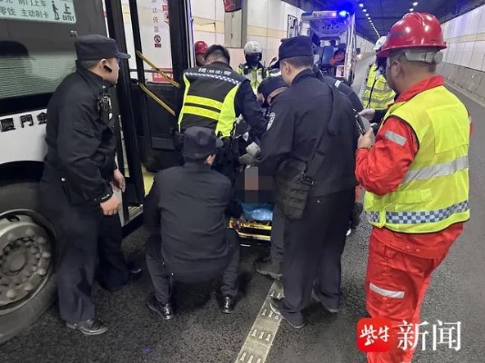 <em>公交车</em>司机昏迷前踩下刹车 民警迅速到场展开救援
