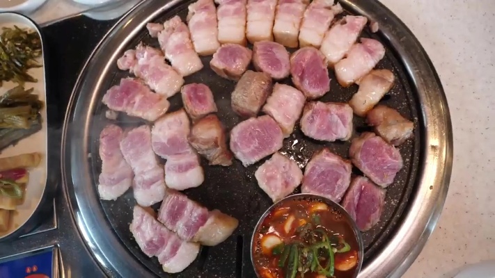 <em>韩式</em>烤肉，用稻草熏一下再上桌，烤起来带有稻草的香气。治愈生活的美食
