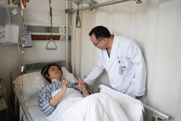 痛了两年！强直性脊柱炎患者上呼吸道感染咳“断”胸椎，上海<em>十院骨科</em>原创VBE技术精准修复