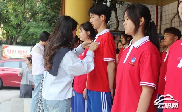 <em>平湖</em>中学举行新团员入团仪式