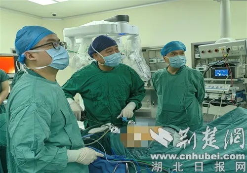 <em>襄阳市中心医院</em>成功开展襄阳市首例机器人辅助下食管癌根治术