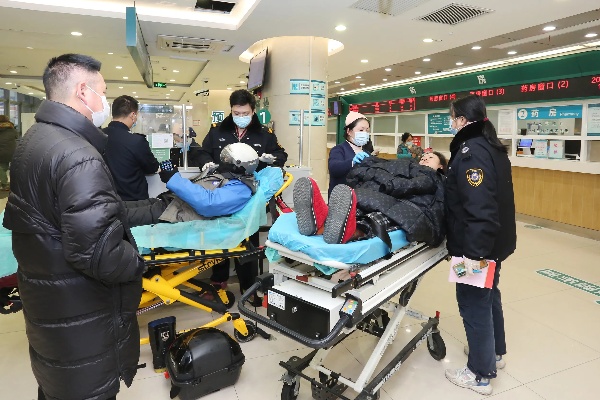 直击寒潮下的上海<em>医院骨科</em>急诊：不少患者“滑”进<em>医院</em>，医生发出重要提醒|急救|创伤|磁共振舱_网易订阅