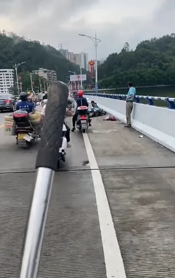 <em>肇庆</em>一小汽车冲撞多辆摩托车 有人受伤 警方正调查处置