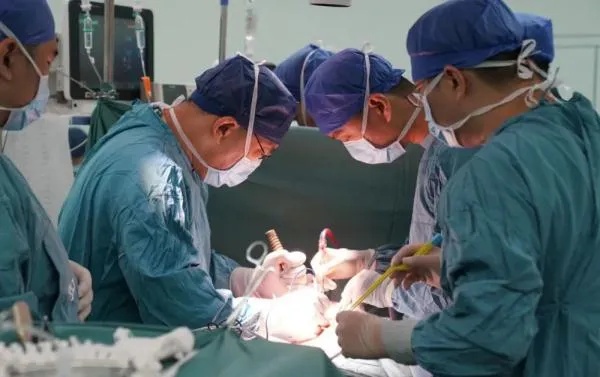 西京医院成功为中央轴空病型<em>脊柱侧弯</em>患者实施<em>矫形手术</em>