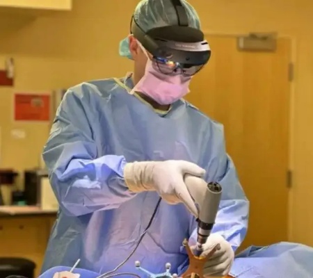 <em>美国骨科</em>诊所OrthoIndy将AR技术引入外科手术
