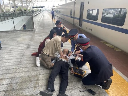 一名台胞在<em>温州</em>南站突然晕倒，惊心动魄的“急救接力”立即展开…