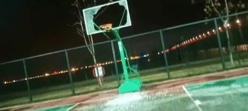 <em>樟树市</em>沿江公园篮球场需维修