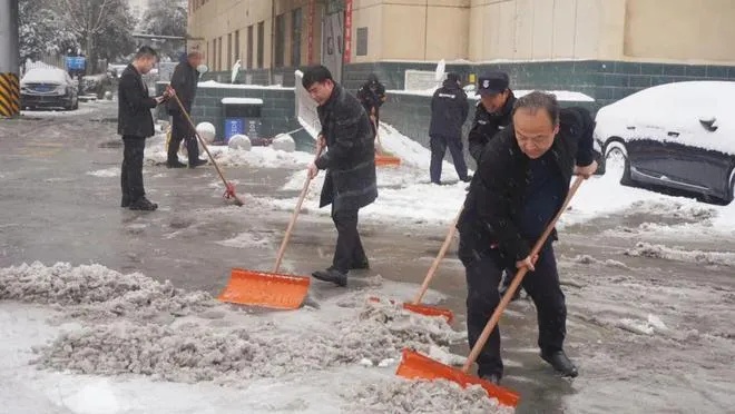 <em>渭南市妇幼保健院</em>:全力清扫积雪 保障安全出行|