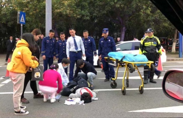 路遇车祸，<em>东莞</em>这三名医务人员挺身施救！女儿在一旁点赞！