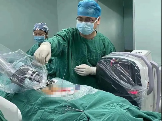 <em>骨科手术</em>机器人显神威 解除患者腰椎滑脱病痛