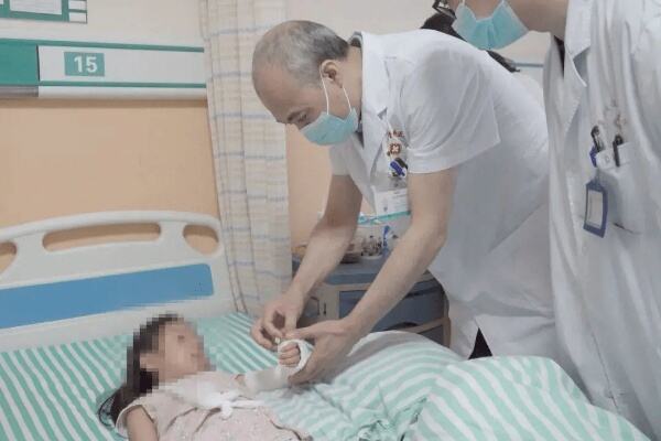 暑期来临，<em>重庆友谊骨科医院</em>提醒你看管好孩子谨防意外摔伤！