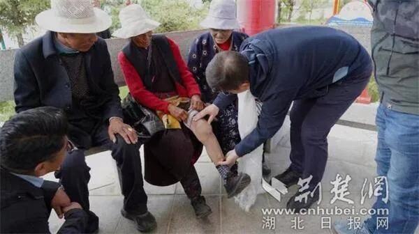 两年三次走进雪域高原 <em>武汉大学人民医院骨科专家</em>救助西藏大骨节病患者