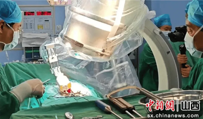 医院机器人“巧手”修复患者脊柱_手术_晋城_<em>操作</em>