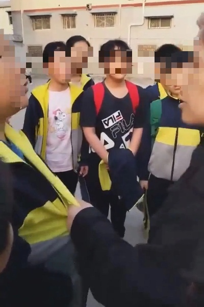 <em>河南</em>新乡9岁男孩校门口被同学家长殴打住院 官方回应：<em>公安</em>机关介入，涉事人被拘