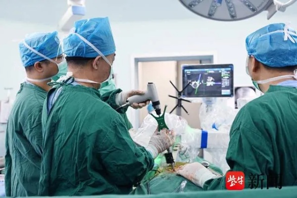 镇江<em>瑞康医院</em>“数智<em>骨科</em>”首秀！成功开展该市首例脊柱机器人手术|