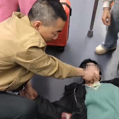 <em>成都</em>地铁现暖心一幕：女子疑因低血糖昏迷，男乘客抱下车救助，还拿出棒棒糖救急