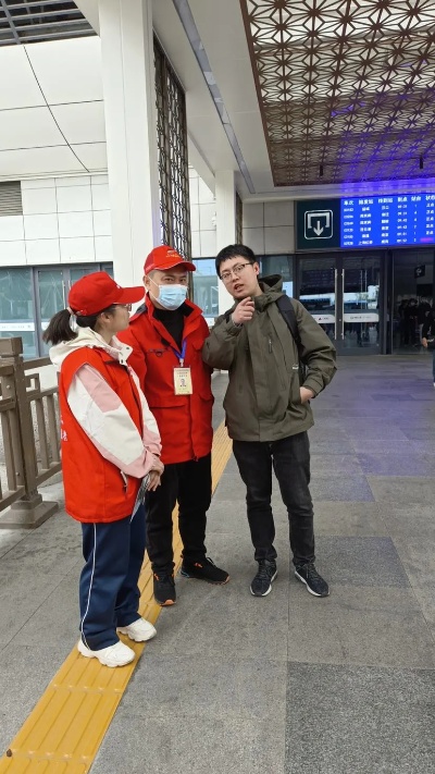 【乐享五一】<em>扬州</em>东站里的志愿红贴心服务暖人心