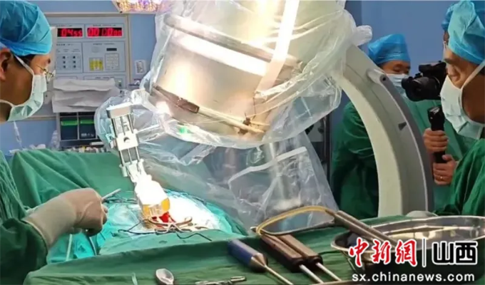 <em>医院</em>机器人“巧手”修复患者脊柱