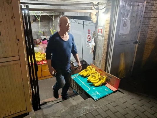 <em>杭州</em>老城区一家开了二十几年的水果店,只卖香蕉,没有“蕉绿”