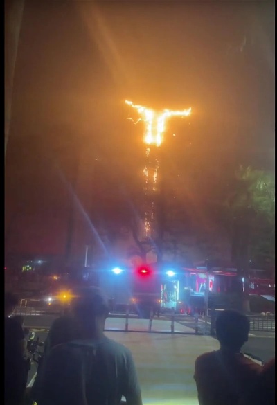 <em>东莞</em>一万达广场外立面凌晨起火,当地消防回应:未造成人员伤亡