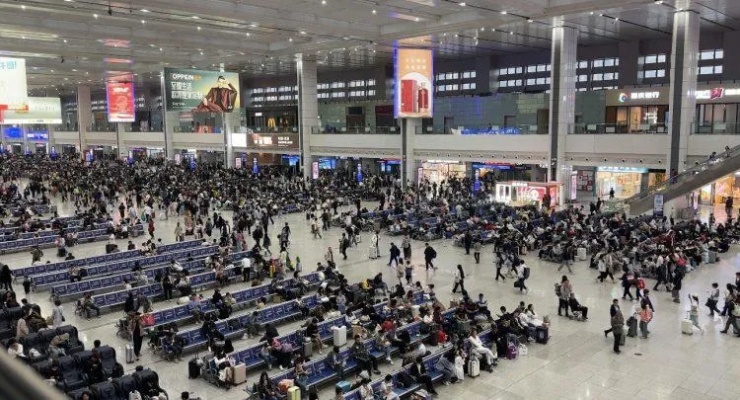 今日重庆<em>火车站</em>迎出行客流高峰 预计发送旅客28万人次