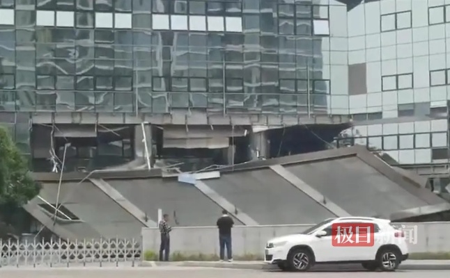 <em>重庆</em>一家医院大门玻璃顶棚垮塌,院方称“将升级改造”街道办回应