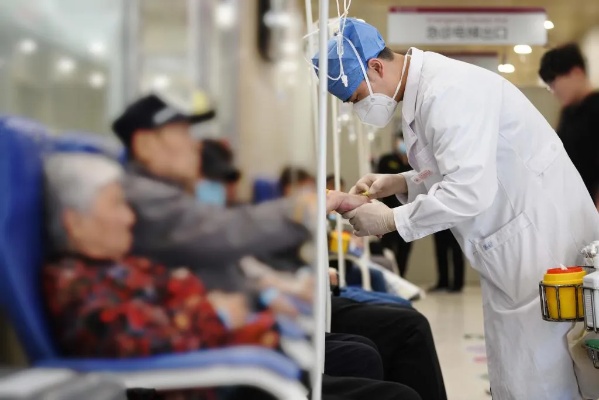 “把一个一个病人从死亡线拉回来”五一假期的<em>北京朝阳医院</em>急诊医学科