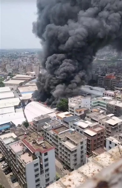 <em>茂名</em>一厂房突发火灾多人被困屋顶,消防:已在现场处置
