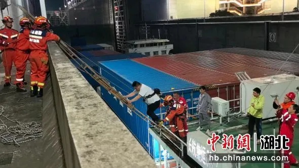 湖北<em>宜昌</em>:船员突发结石 消防紧急救援