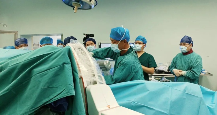<em>湘雅医院</em>成功完成湖南省首例国产机器人辅助导航股骨颈骨折手术|手术|<em>骨科</em>|机器人|创伤|患者|健康界