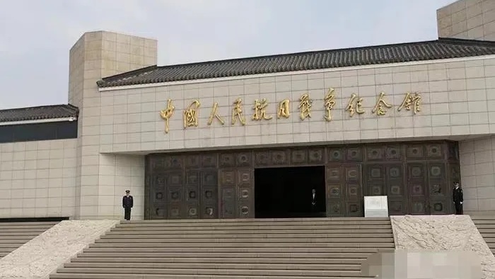 马英九参访<em>北京</em>故宫火高规格接待，武警向车队敬礼。参访期间，众人游览太和殿、九龙壁