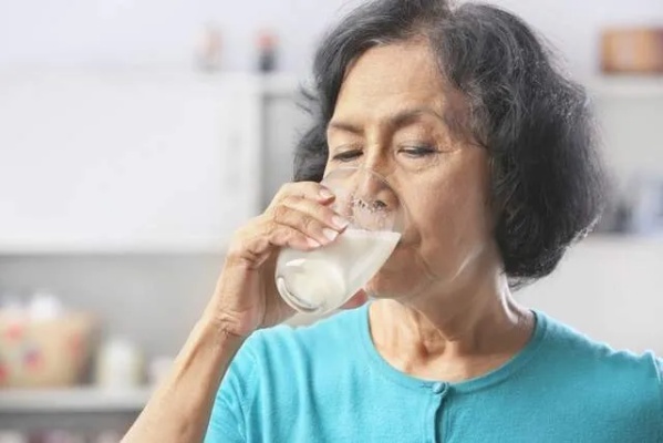 68岁大妈每天喝一杯<em>牛奶</em>,坚持了10多年,身体指标不输年轻人