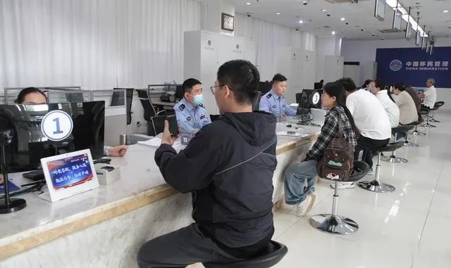 即日起<em>郑州</em>等20地居民可全程线上换补发护照