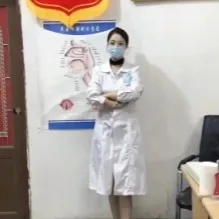 一个<em>女医生</em>站在自己的科室里，让患者帮她拍下了一张照片，她一脸和蔼的微笑，让人如沐