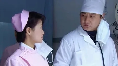 男<em>医生</em>抢救病人时，却和身旁小<em>护士</em>打情骂俏，接下来精彩了！