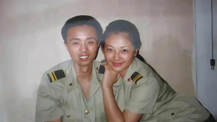 1993年，15岁的刘涛在<em>文工团</em>，与战友的合影照，此时她笑对着镜头
