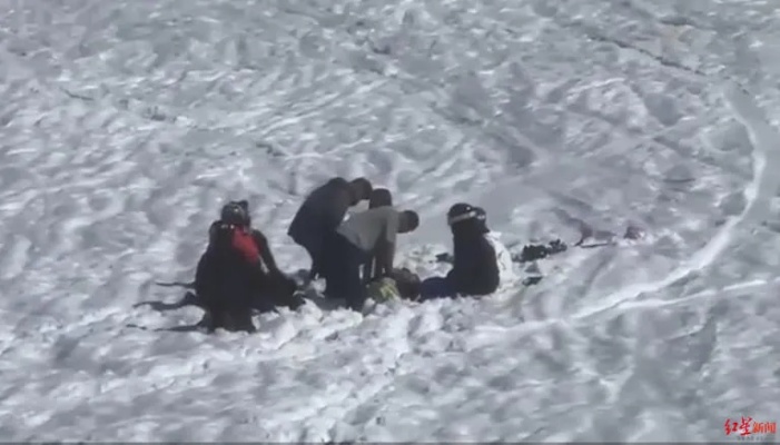 新疆可可托海<em>滑雪场</em>男游客意外掉入暗坑窒息身亡