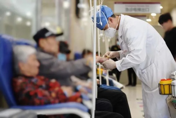 “把一个一个病人从死亡线拉回来”五一假期的<em>北京</em>朝阳<em>医院</em>急诊医学科