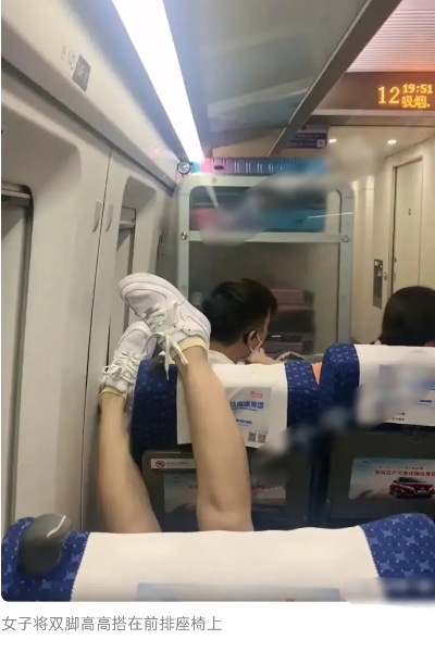 广州深圳，<em>赵伟</em>携妻儿乘坐高铁出游，谁料后排短裙女子直接将脚架到自己头上，这一不雅