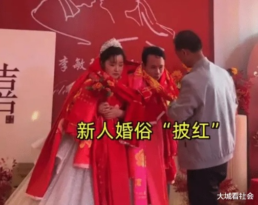 陕西:女子嫁人遇<em>奇葩</em>婚俗,身扛45条红毯,目击者:压得喘不过气