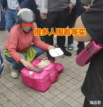 女子在深圳<em>龙华</em>卖“挂壁饭”5元一份有菜有肉，卖几年从未涨价