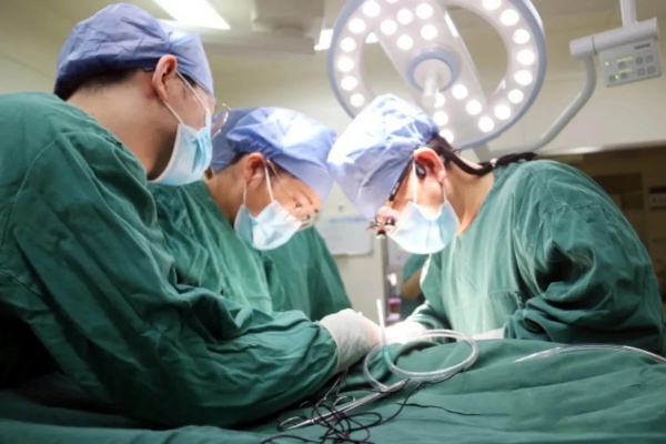杭州市甲状腺乳腺<em>外科</em>名医工作室阿克苏站：累计60余名专家前来 开展新技术、新项目46例