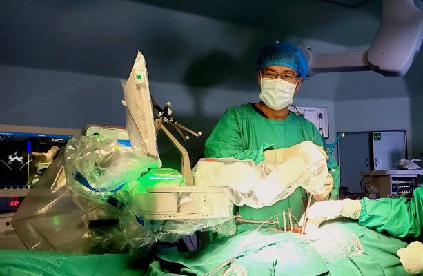 <em>新桥医院</em>完成国内首例机器人助力脊柱微创手术