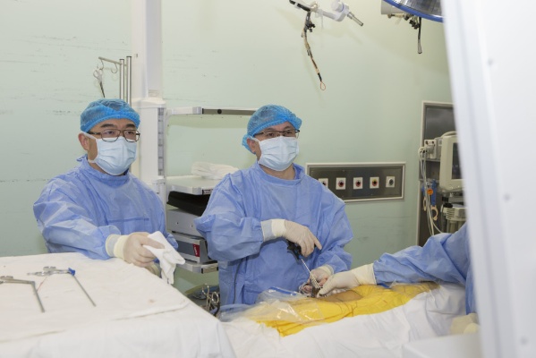 上海<em>骨科</em>专家研发世界首款单孔双通道、双介质脊柱内镜系统