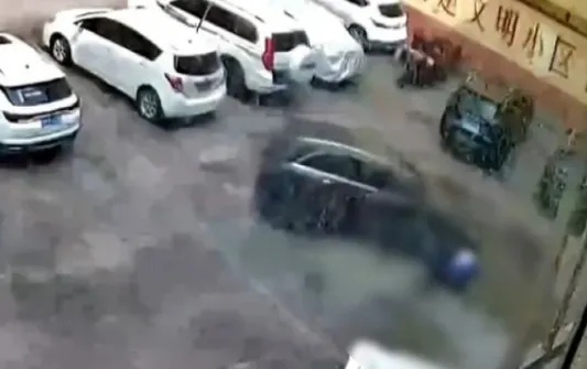 山西<em>忻州</em>一司机被曝开奔驰2次碾压孩子停几秒后驶离，警方：案件正在办理中