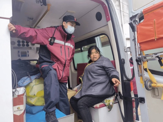 四川省<em>骨科</em>医院小分队抵达震中磨西镇，开展伤员救治工作